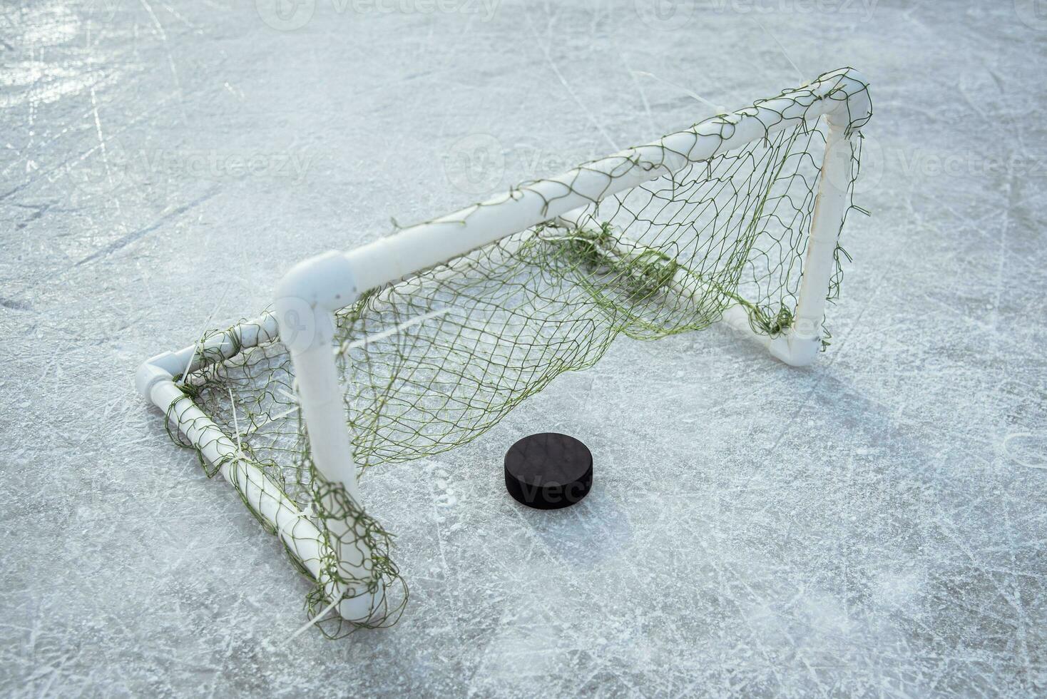 obbiettivo segnato di un' hockey disco nel il obbiettivo netto foto