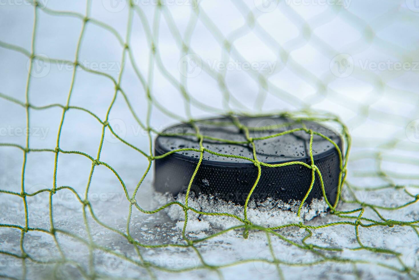 obbiettivo segnato di un' hockey disco nel il obbiettivo netto foto