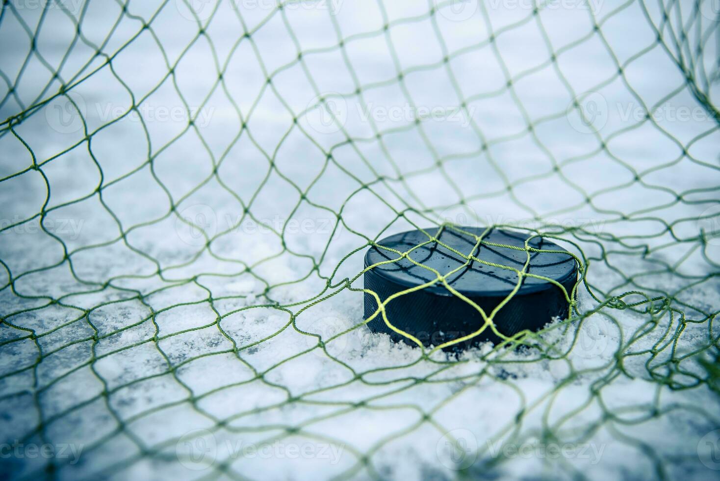 hockey disco nel il obbiettivo netto avvicinamento foto