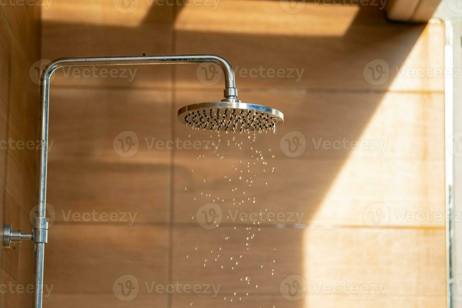 all'aperto doccia testa per il bagno e fare la doccia freddo acqua per corpo prima salto nel il ricorrere piscina. foto