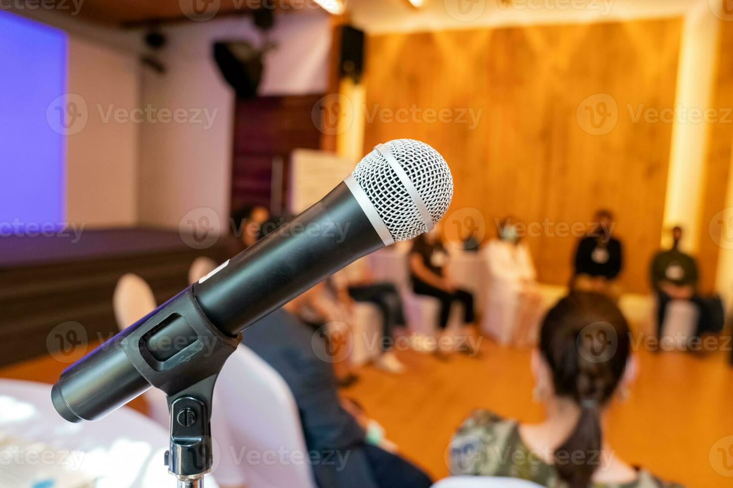 microfono è su microfono In piedi nel seminario incontro camera per tutti per uso quando A proposito di o saluto seminario partecipanti. foto