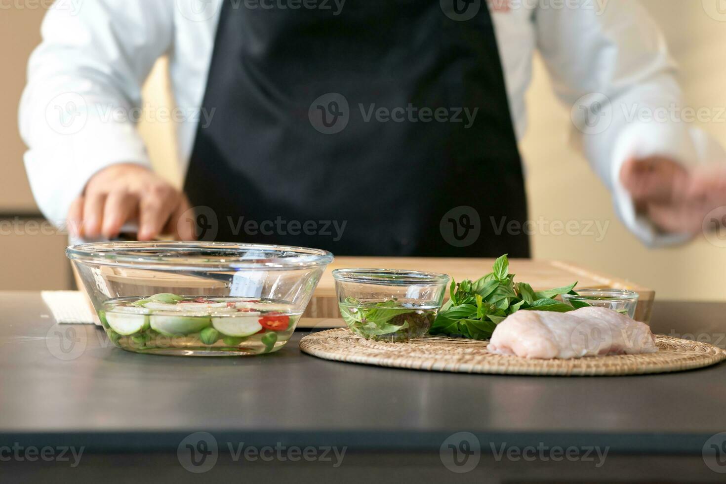 sterilizzatore per lavaggio vagetable di chef, cibo e erbaceo ingredienti erano imbevuto nel igienizzato acqua per preparare per cucinare. foto