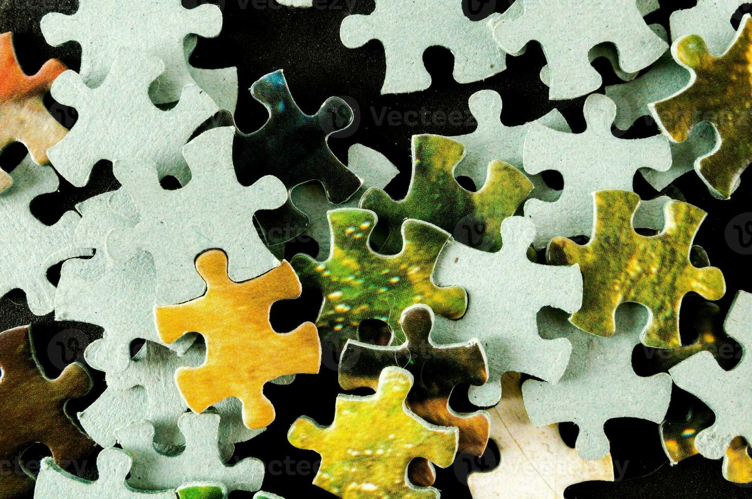 un' mucchio di puzzle pezzi con diverso colori foto