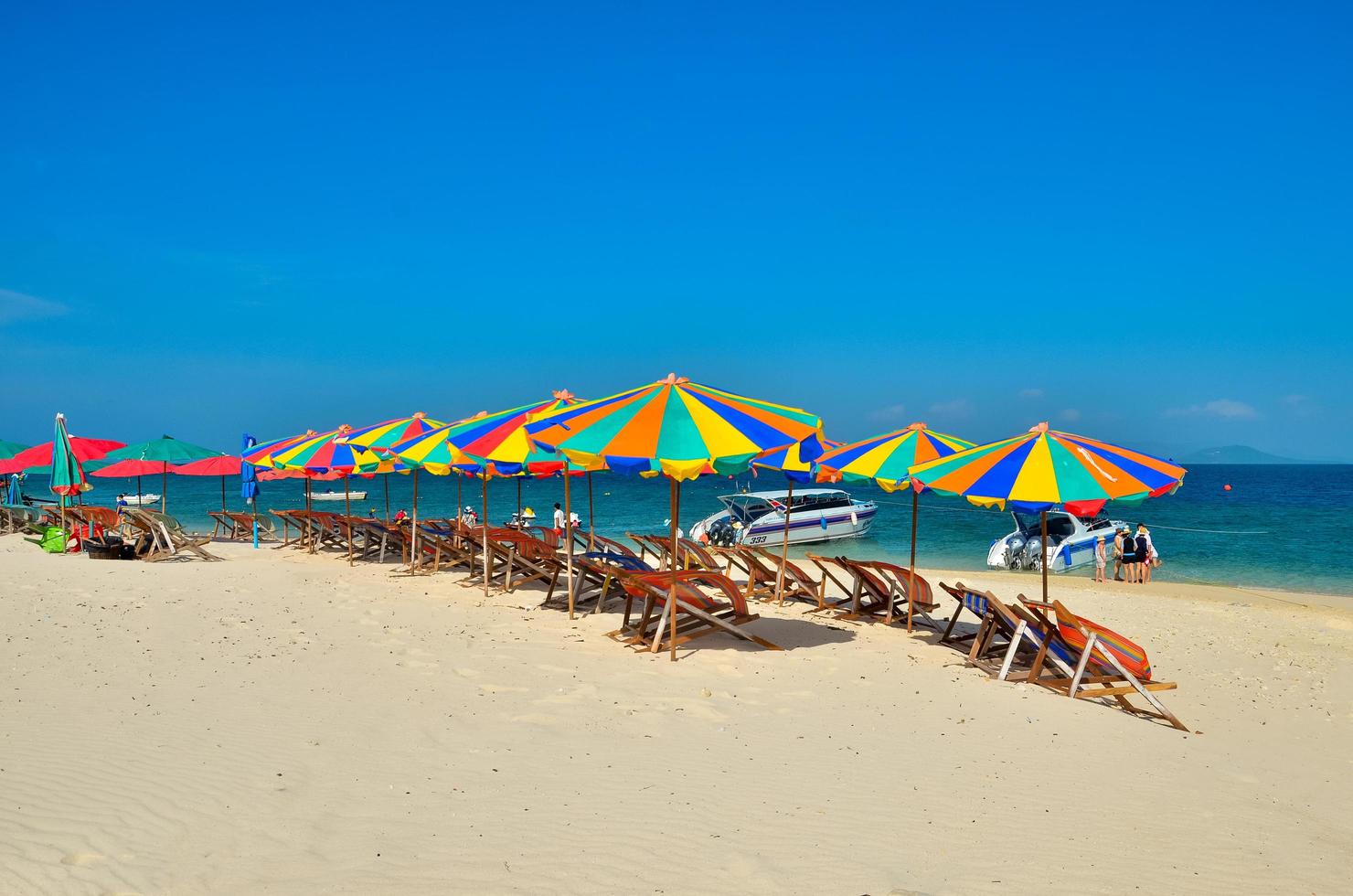 phuket, thailandia, 2020 - sedie e ombrelloni su una spiaggia foto