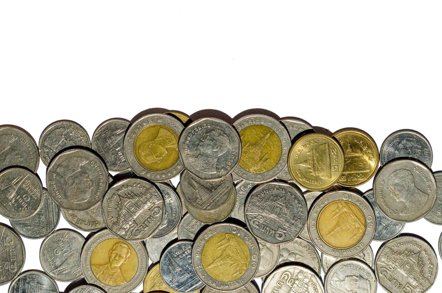 Moneta di denaro in aumento argento e oro baht tailandese monete grafici con riflessione isolati su sfondo bianco pile di monete su sfondo bianco foto