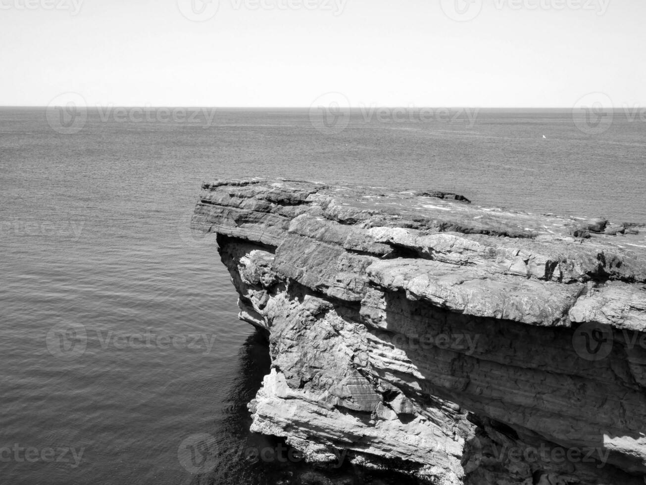 scogliere e atlantico oceano, rocce canyon e laguna, bellezza nel natura. vacanza viaggio sfondo foto