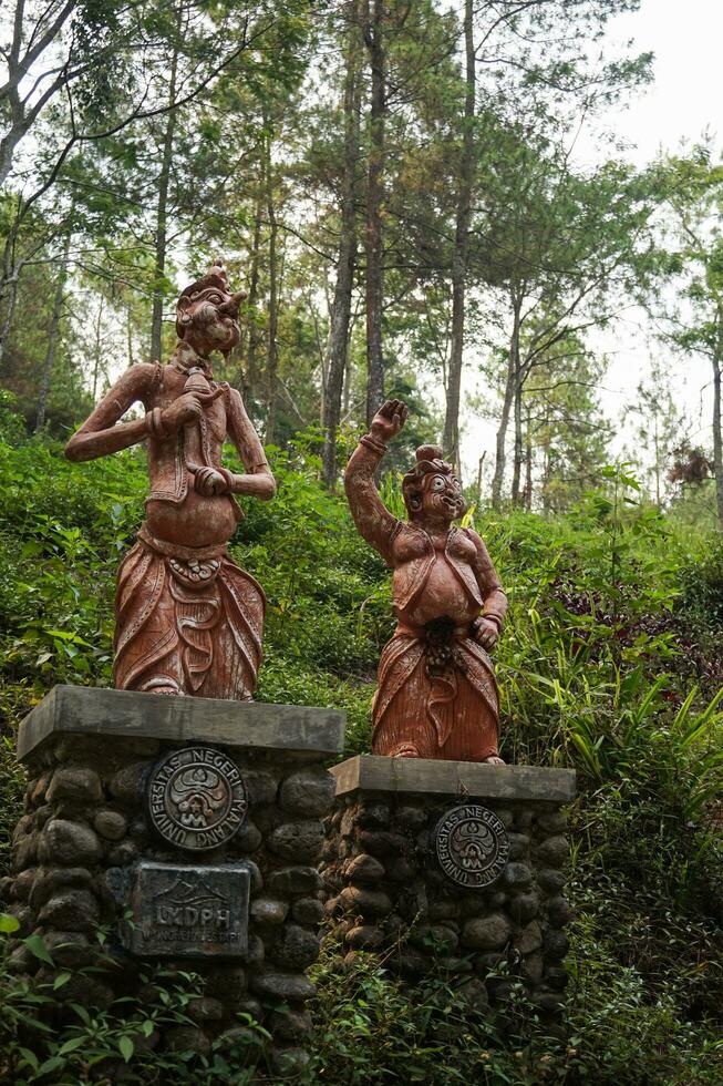 Wayang punokawan statua, bedengan campo, malang, Indonesia foto