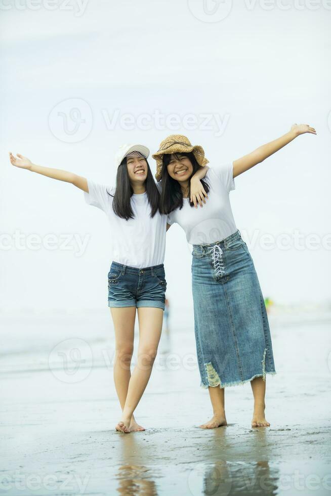 Due allegro asiatico adolescente felicità su vacanza mare spiaggia foto