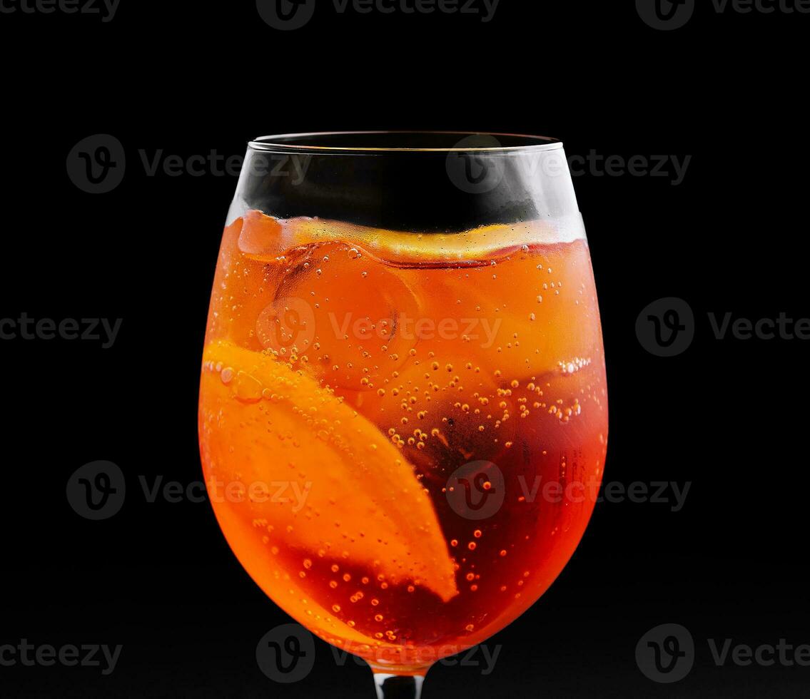 bicchiere di aperol spritz cocktail su nero sfondo foto