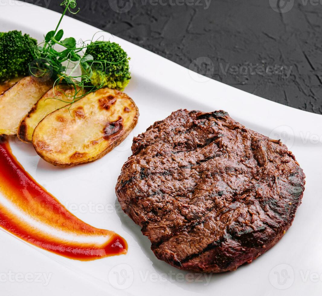 bistecca con al forno patate e broccoli foto