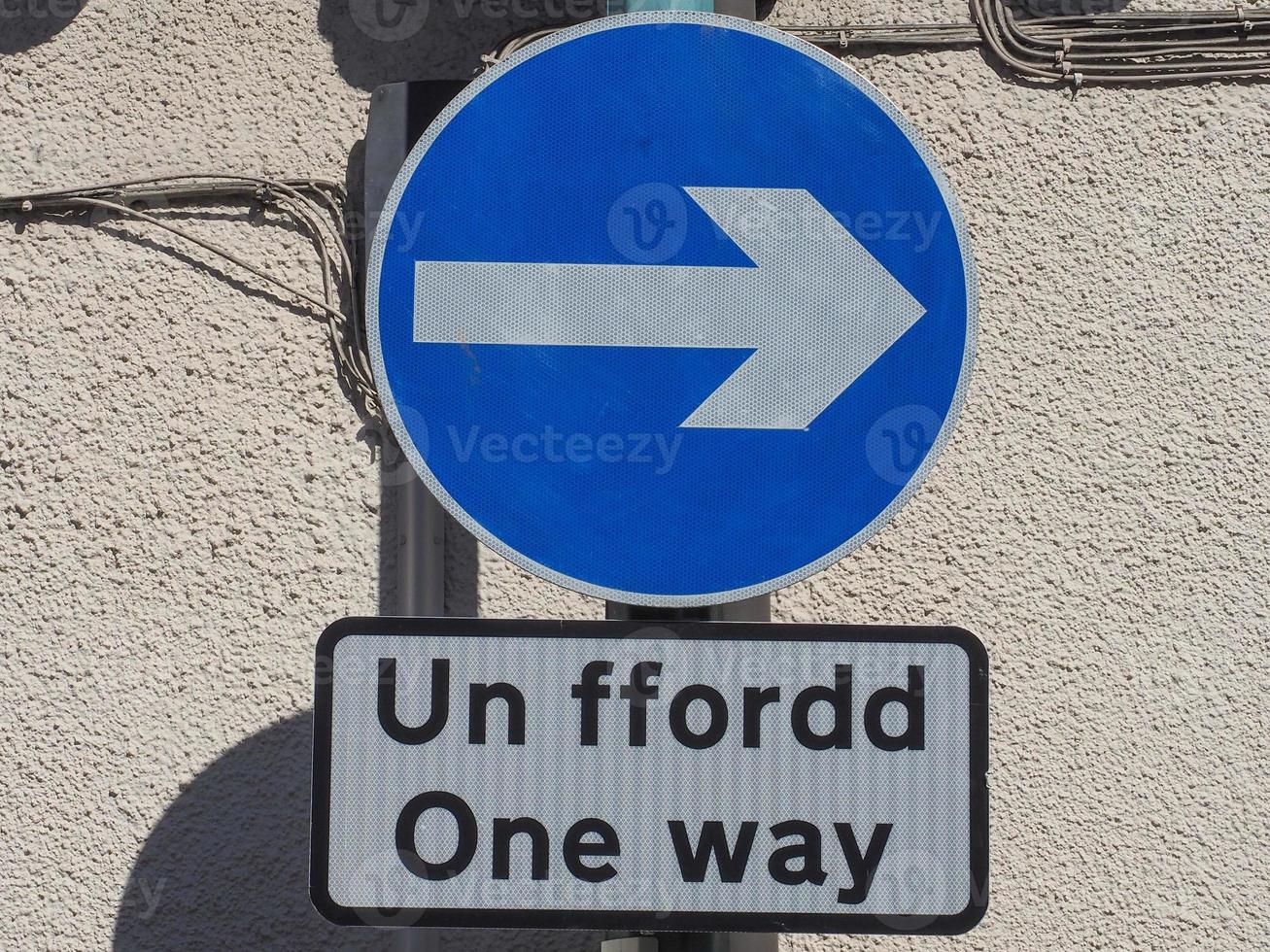 segno della freccia di direzione giusta. un ffordd significa solo andata in gallese. foto