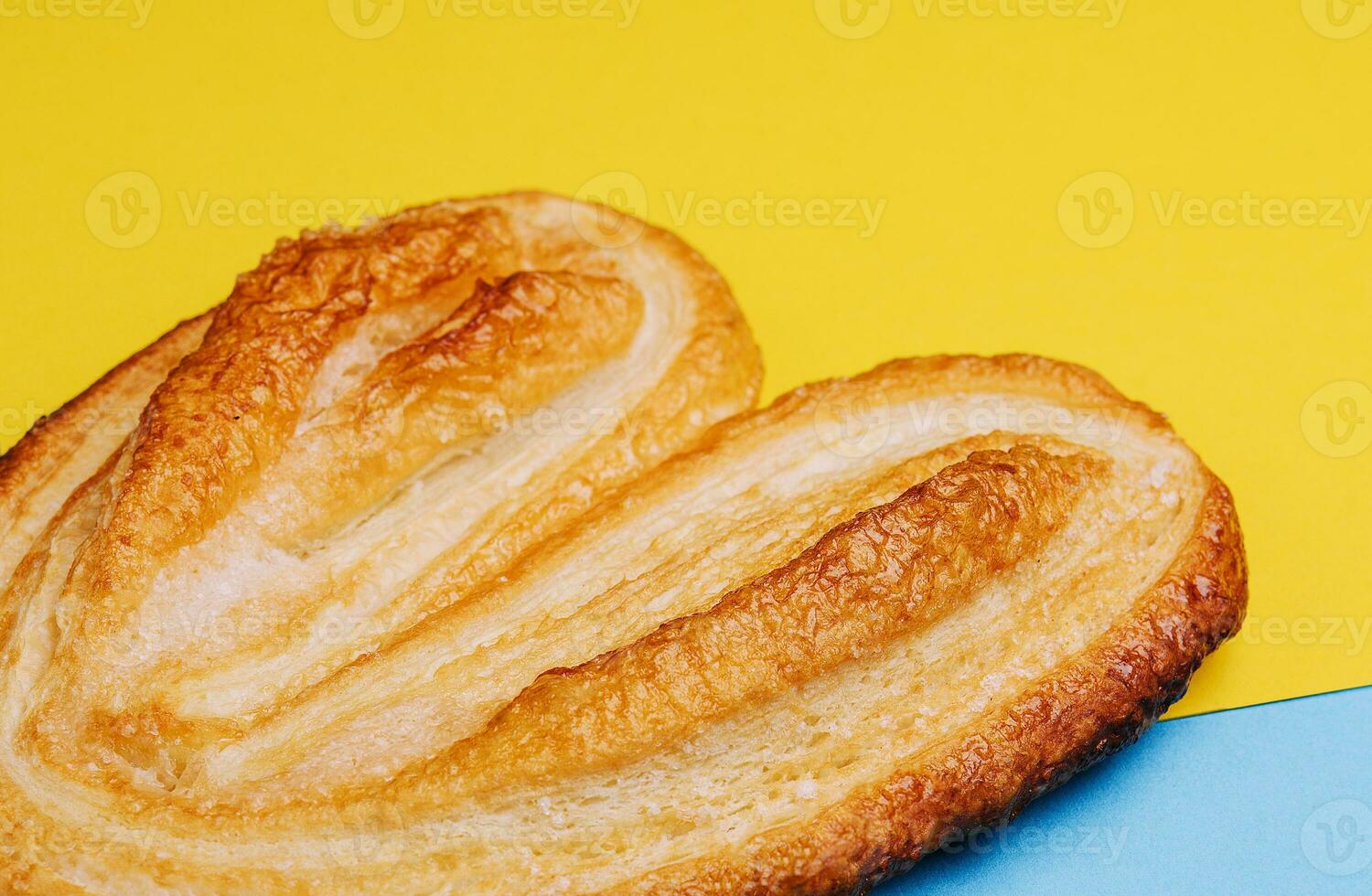 soffio Pasticcino biscotto su blu e giallo sfondo foto