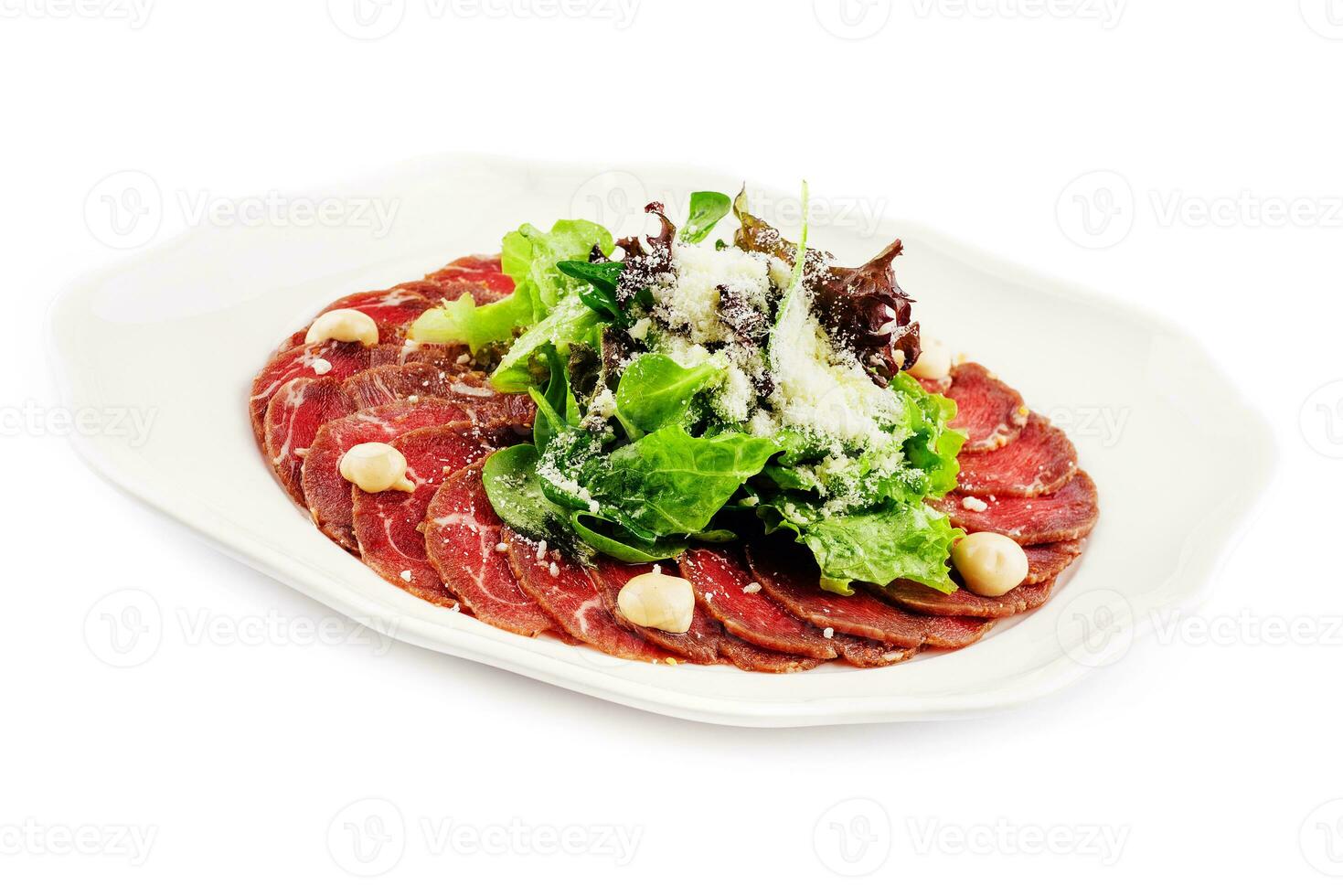 vitello carpaccio con parmigiano formaggio su bianca piatto foto