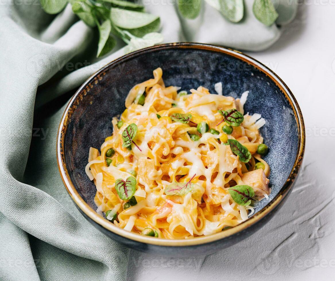 pasta con salmone e piselli con vino bicchiere foto