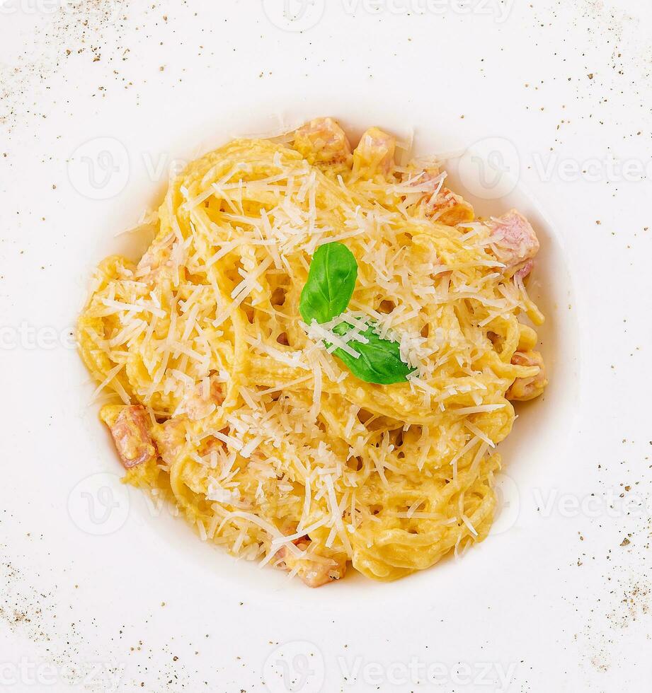 carbonara pasta isolato su bianca superiore Visualizza foto