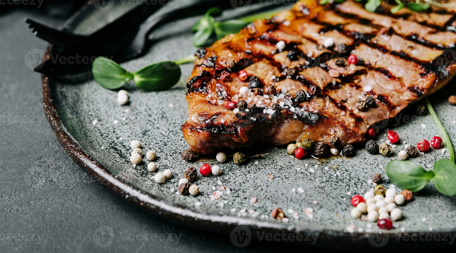 fritte succoso bistecche con erbe aromatiche e spezie su piatto foto