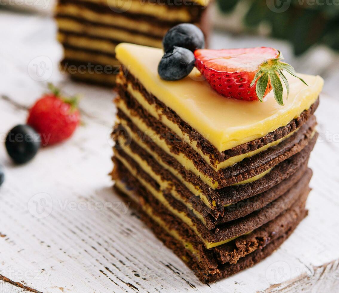 delizioso fresco cioccolato torta con frutti di bosco su di legno tavolo foto