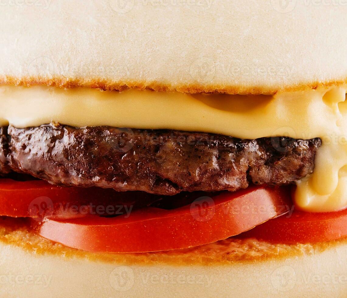 Hamburger con pomodori e fuso formaggio foto