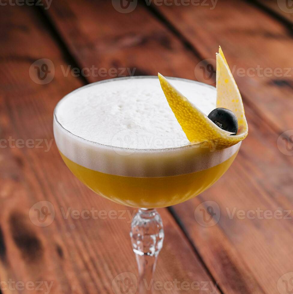 bicchiere di rubino cocktail guarnito con arancia gusto foto