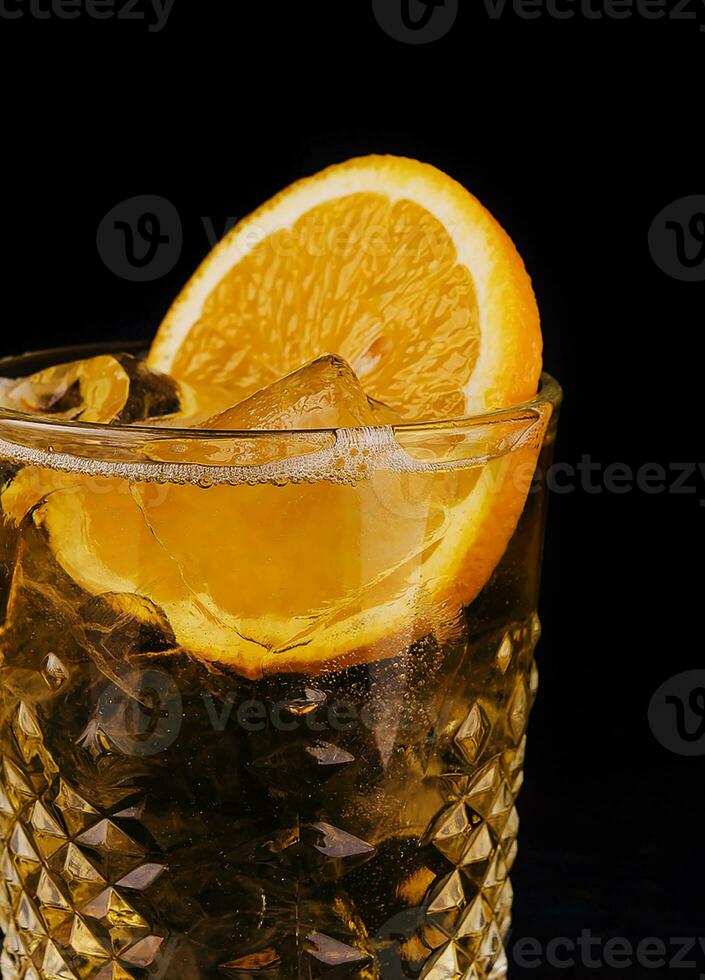 vecchio stile cocktail con ghiaccio e arancia fetta foto