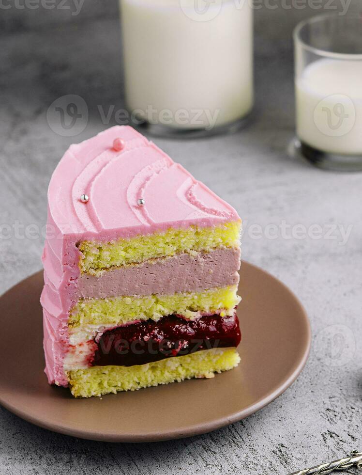 fetta di rosa torta con latte foto