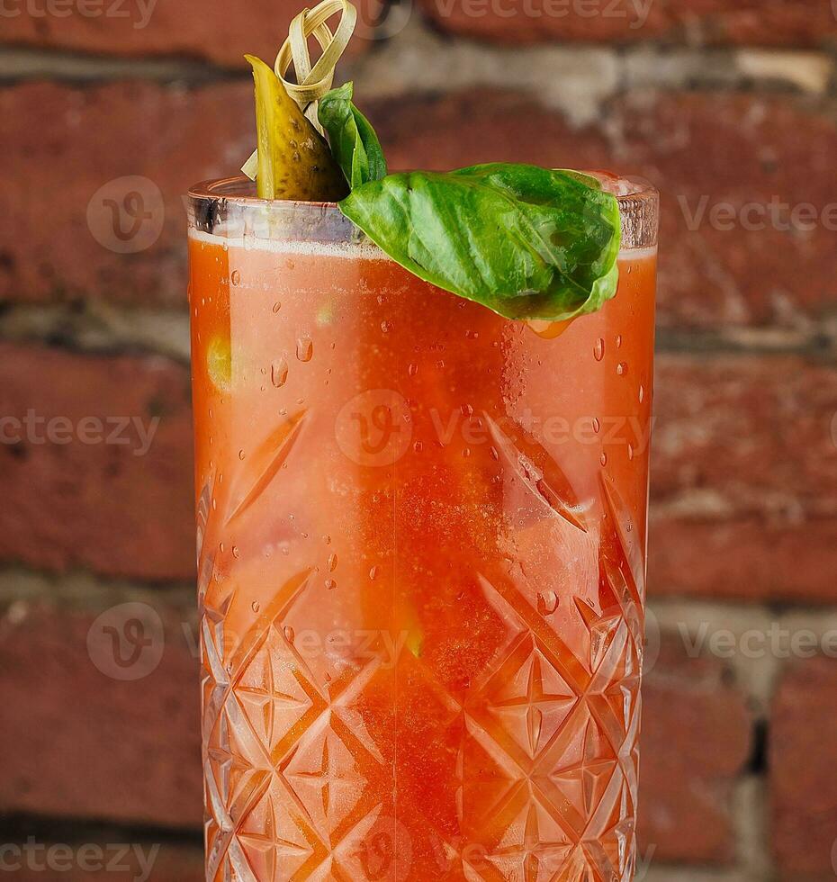 sanguinoso Maria pomodoro succo cocktail su mano foto