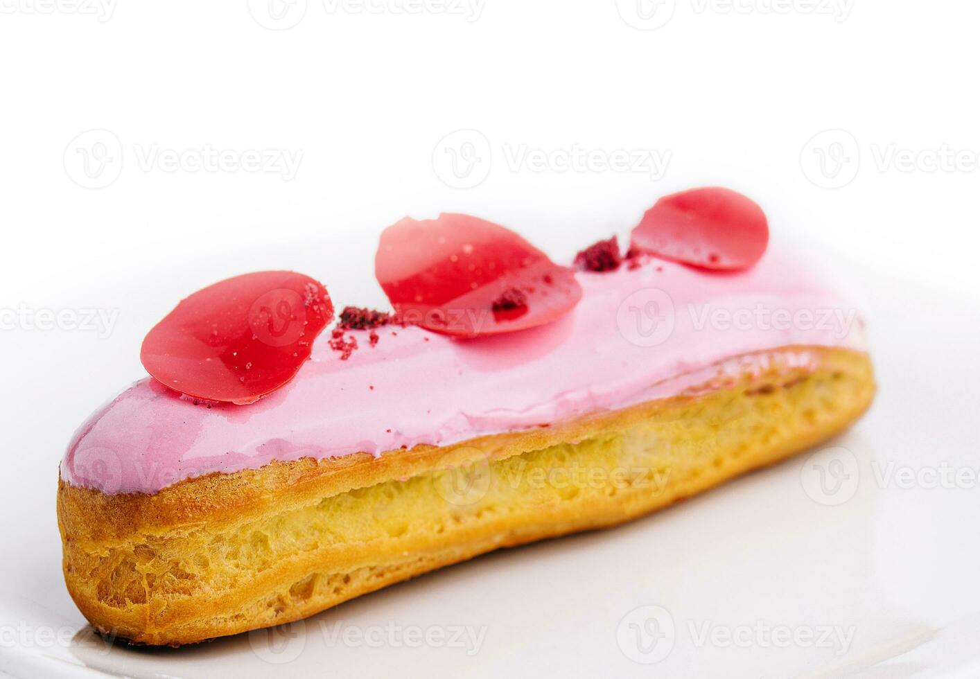 eclairs con rosa lampone Smalto su bianca piatto foto