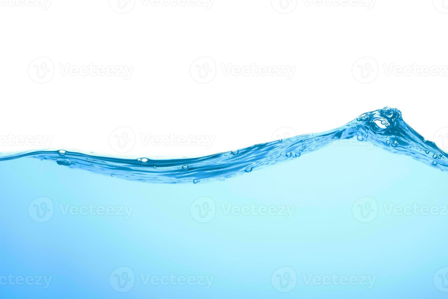 il superficie di il acqua. bianca sfondo. movimento. avvicinamento Visualizza. foto
