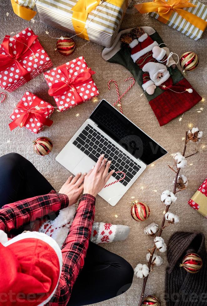 donna che fa shopping online a natale foto