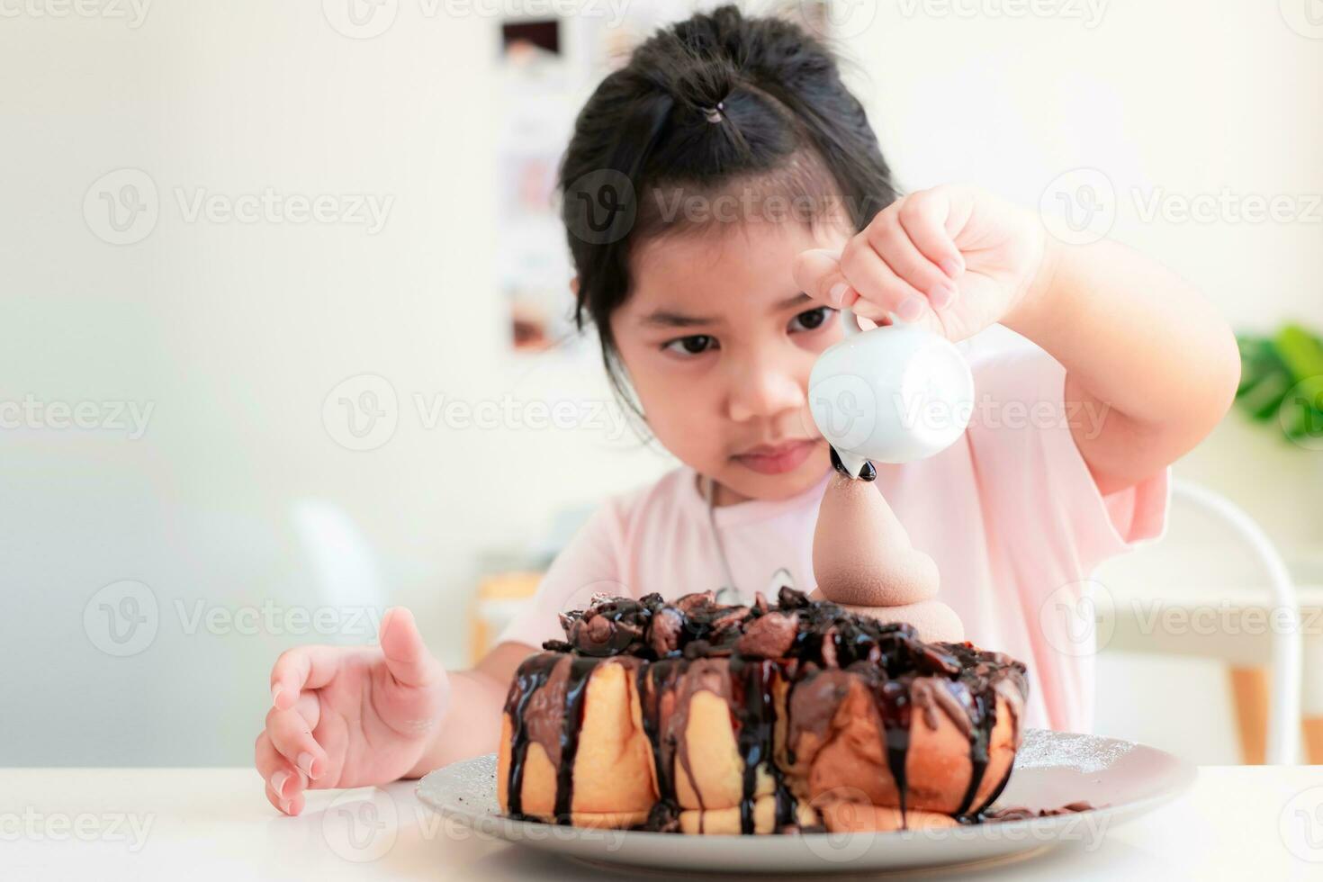 4-5 anno vecchio ,carino asiatico ragazza è Sorridi e scrosciante cioccolato su cioccolato crostini su bianca tavolo nel un' caffè fai la spesa, tesoro crostini è un' dolce dolce quello bambini amore, rilassare contento famiglia tempo concetto foto