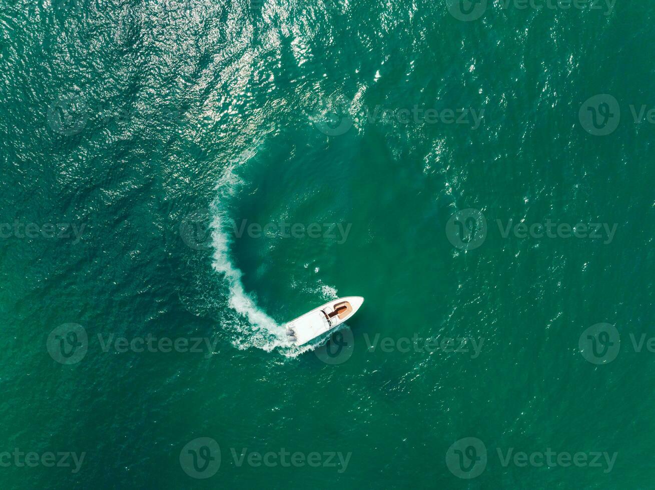 aereo Visualizza di velocità barca nel il acqua mare fabbricazione un' cerchio, fuco Visualizza foto