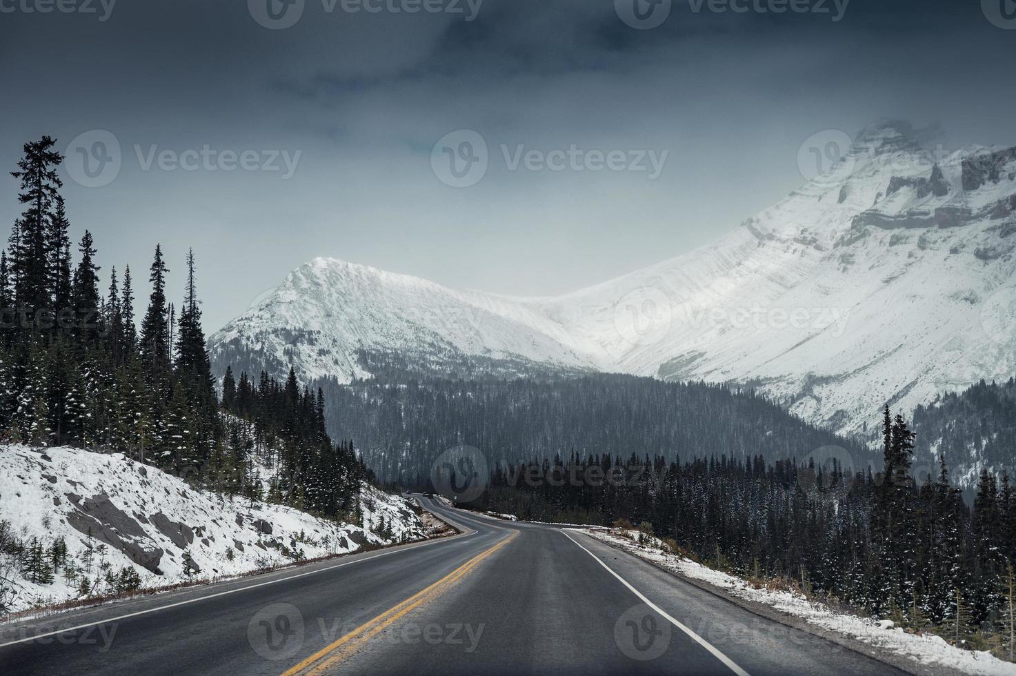 viaggio panoramico in autostrada con la montagna innevata nella cupa a icefields parkway foto