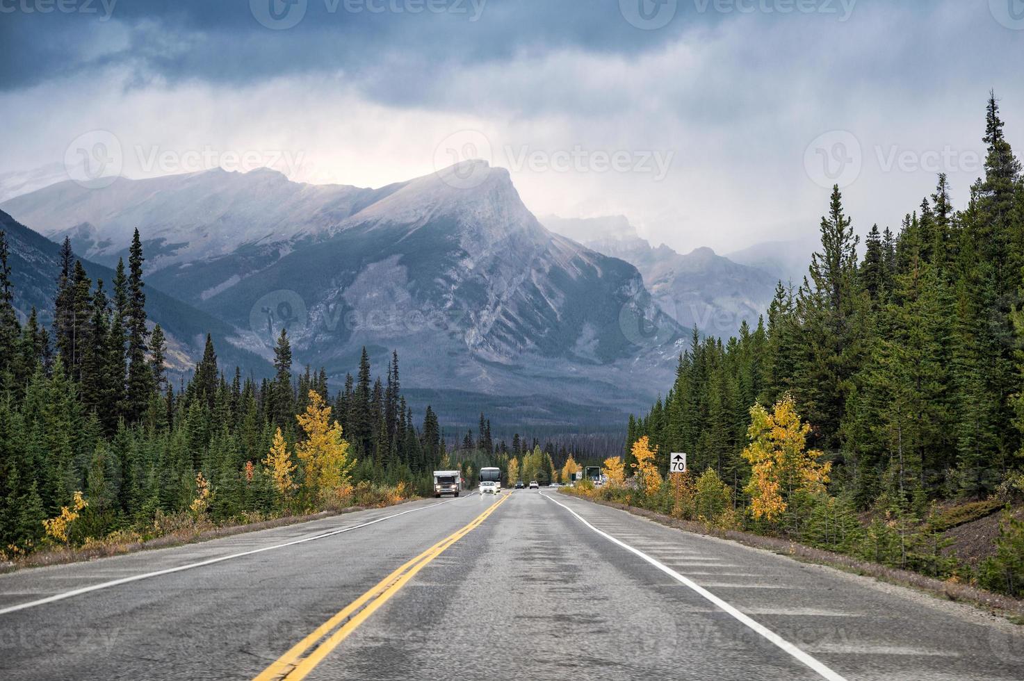 viaggio panoramico con montagne rocciose nella foresta di pini autunnali nel parco nazionale di banff foto