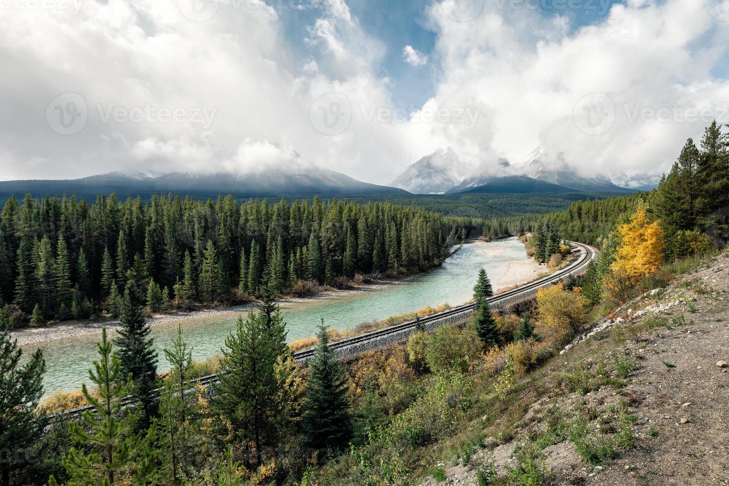 ferrovia con montagne rocciose e nuvoloso nella valle autunnale alla curva di morant foto