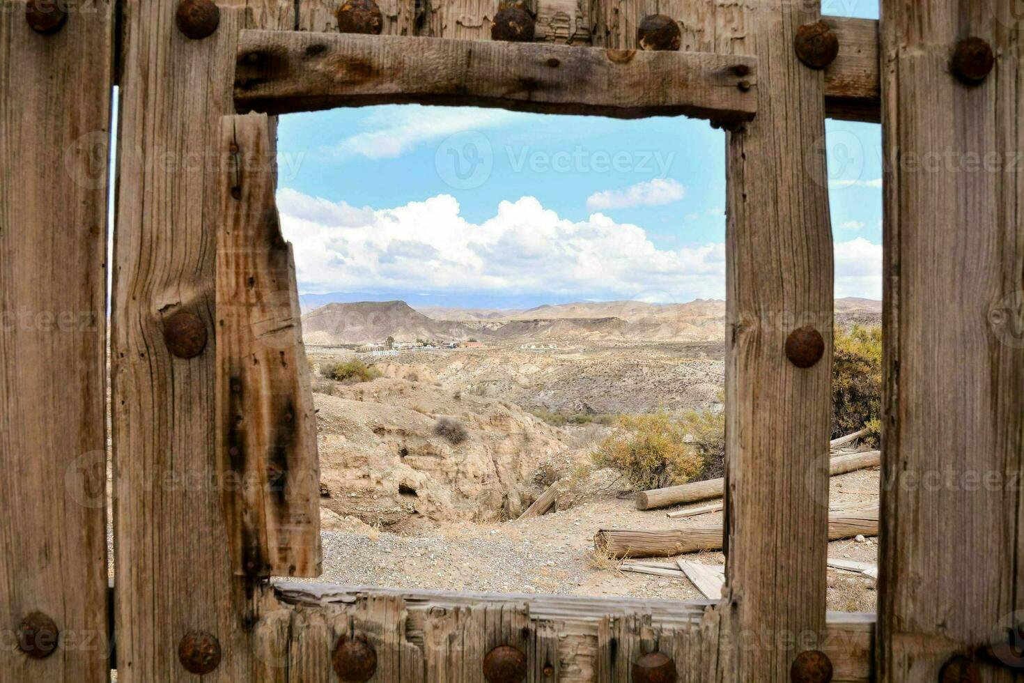 un' Visualizza attraverso un' di legno recinto in il deserto foto