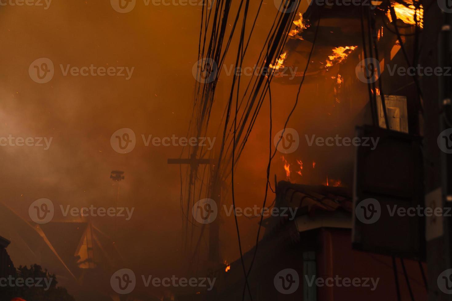 il fuoco sta bruciando la casa foto