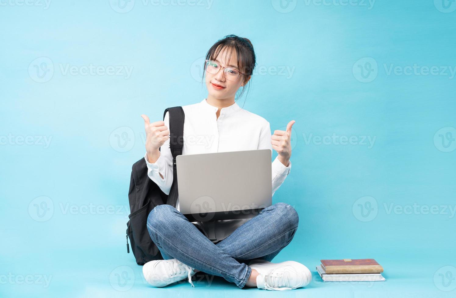 ritratto di una bella studentessa su sfondo blu foto