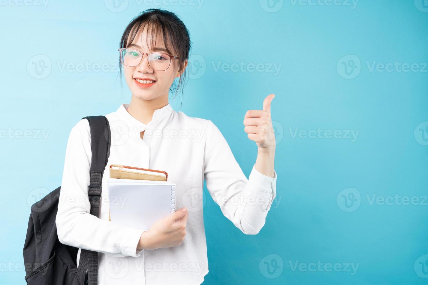 ritratto di una bella studentessa su sfondo blu foto