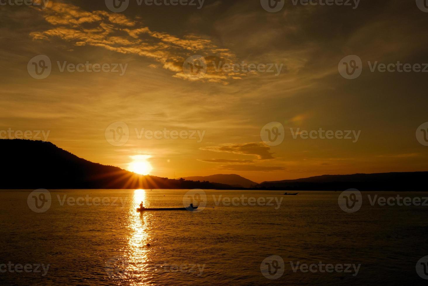la vita dei pescatori lungo il bellissimo tramonto il fiume mekong foto