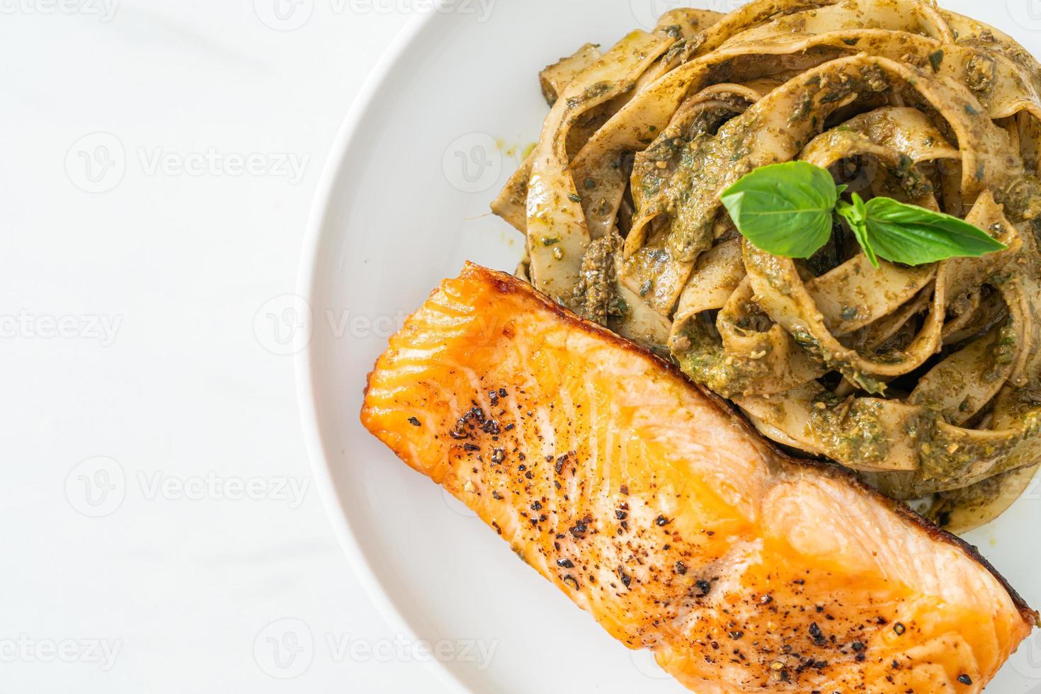 fettuccine al pesto spaghetti con filetto di salmone alla griglia foto