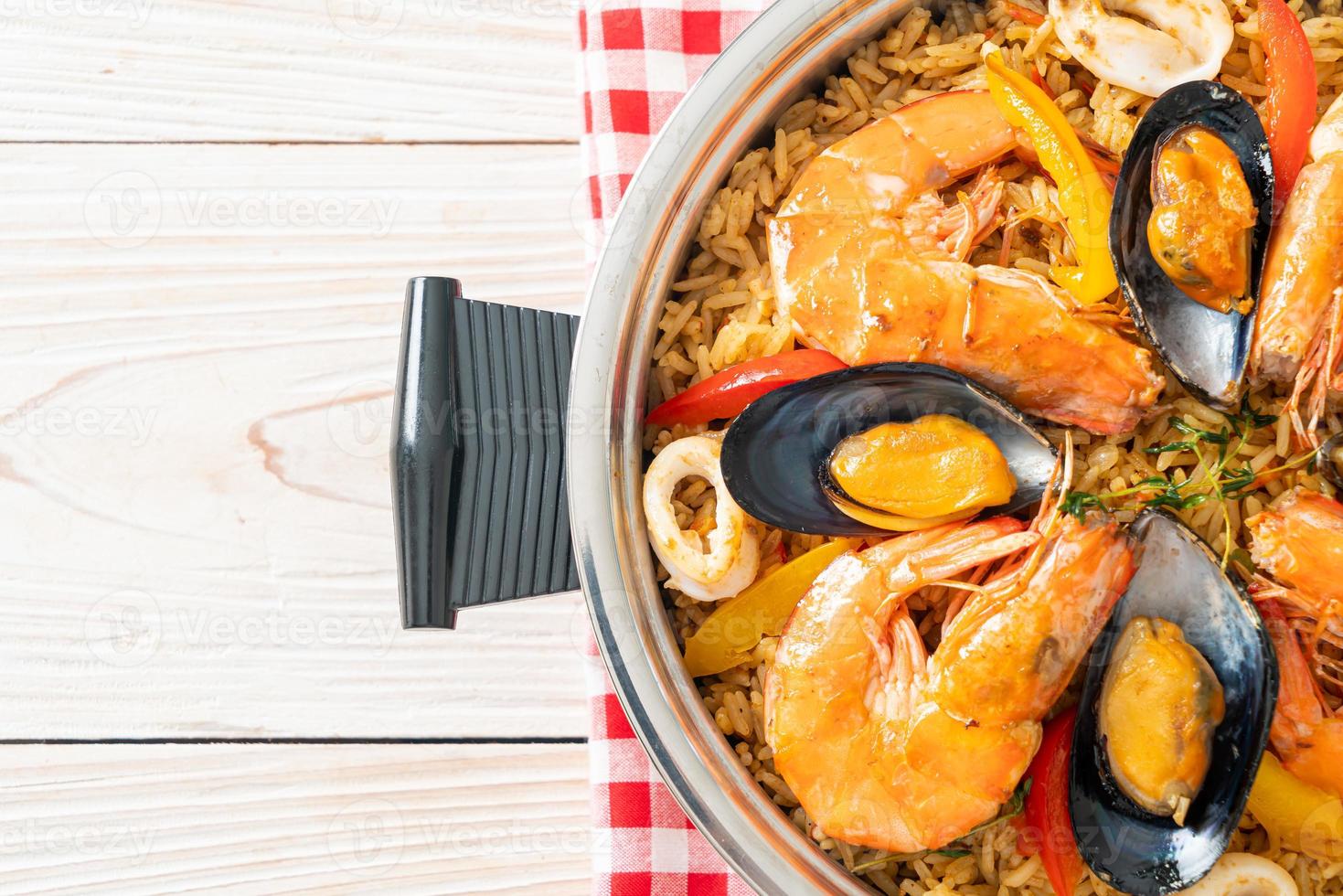 paella di mare con gamberi, vongole, cozze su riso allo zafferano foto