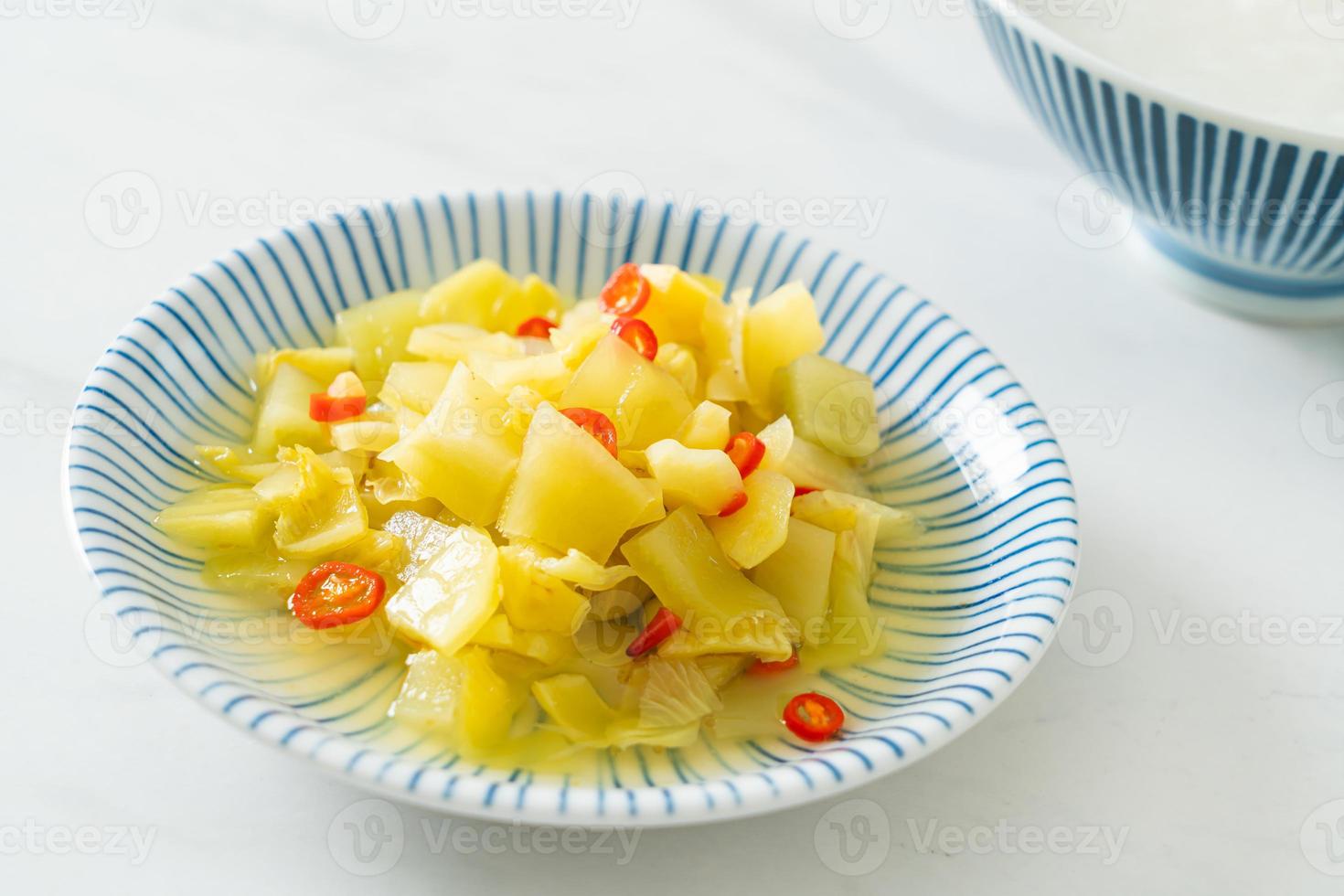 insalata piccante cavolo cappuccio o sedano con olio di sesamo foto