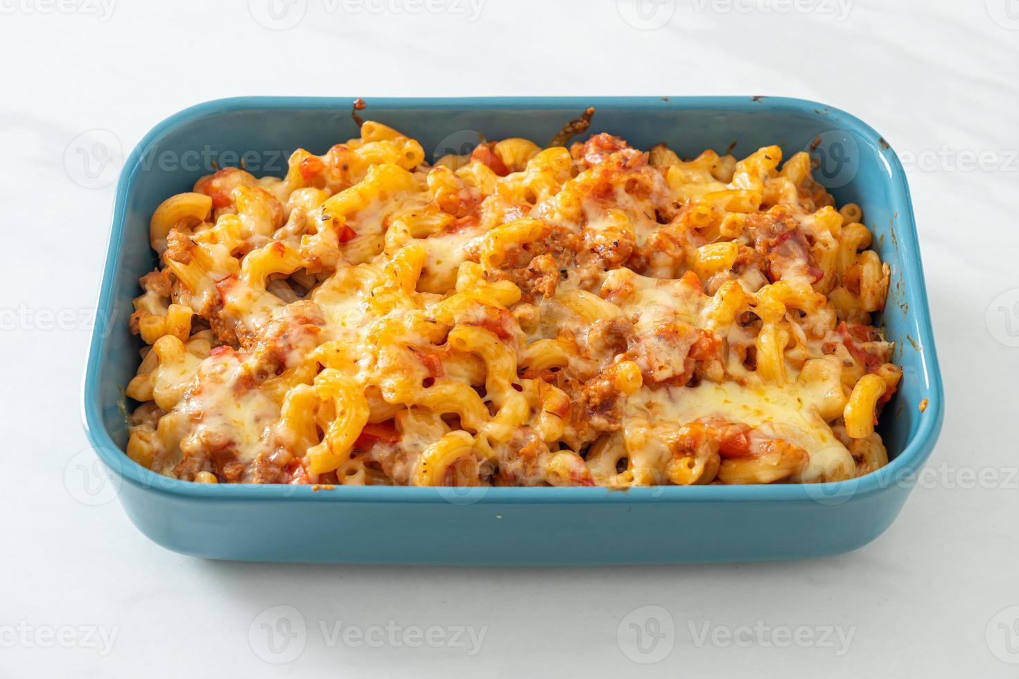 maccheroni fatti in casa alla bolognese con formaggio foto