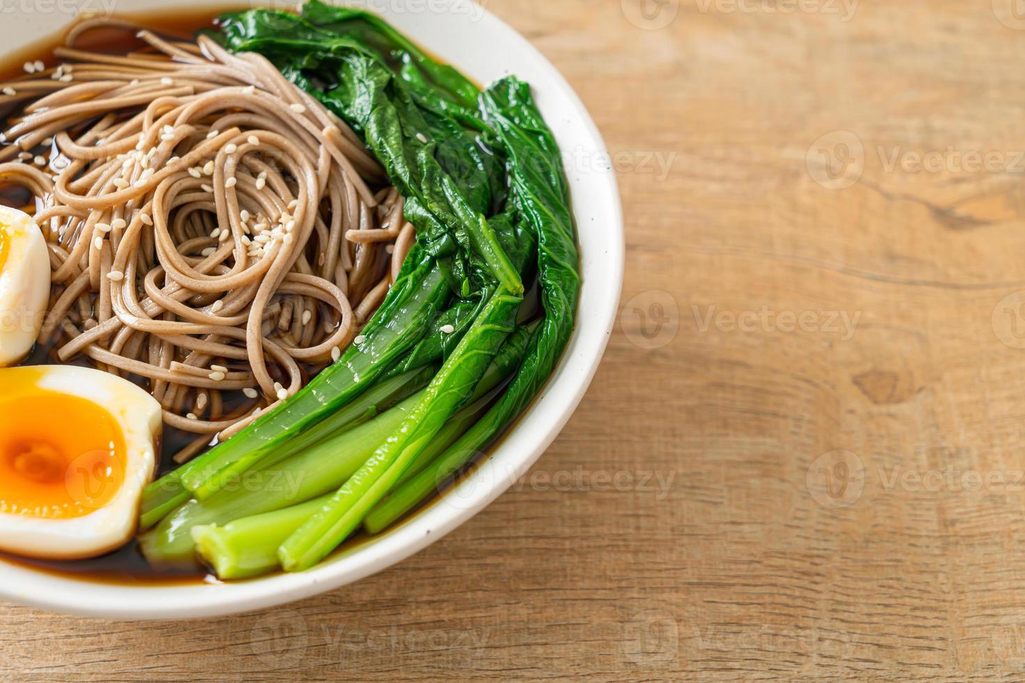 noodles ramen con uovo - stile vegano o vegetariano foto