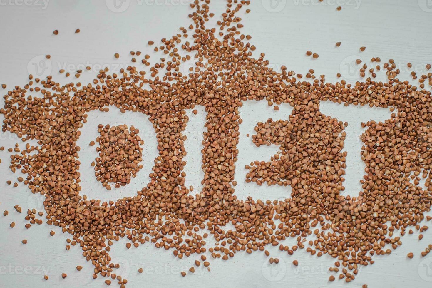 grano saraceno dieta. sparpagliato su di legno bianca sfondo di grinta. parola dieta scritto su grani. foto