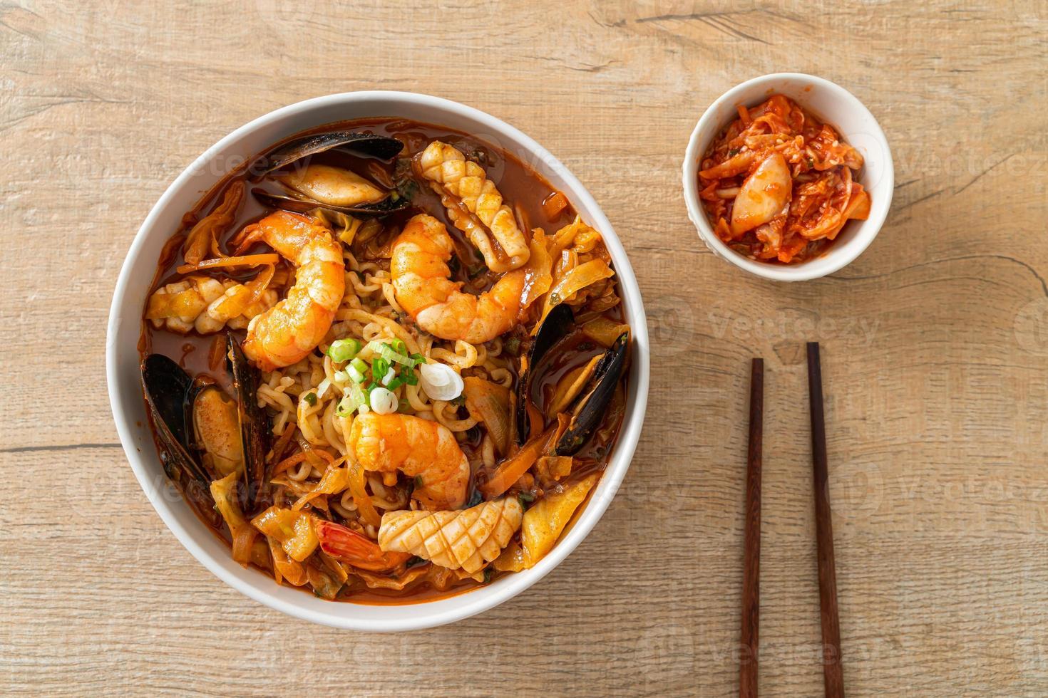 jjamppong - zuppa di noodle ai frutti di mare coreana foto