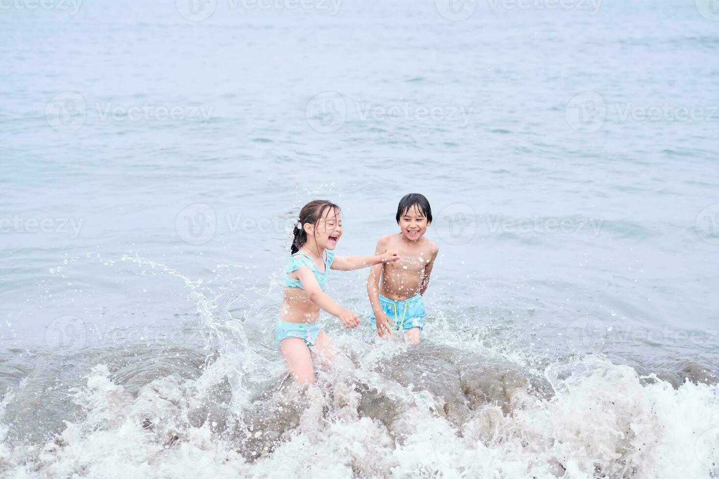 un' ragazzo e un' ragazza siamo avendo divertimento giocando nel il mare. foto