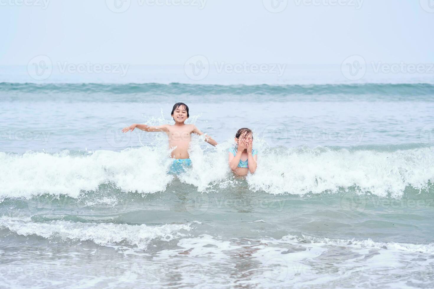 un' ragazzo e un' ragazza siamo avendo divertimento giocando nel il mare. foto