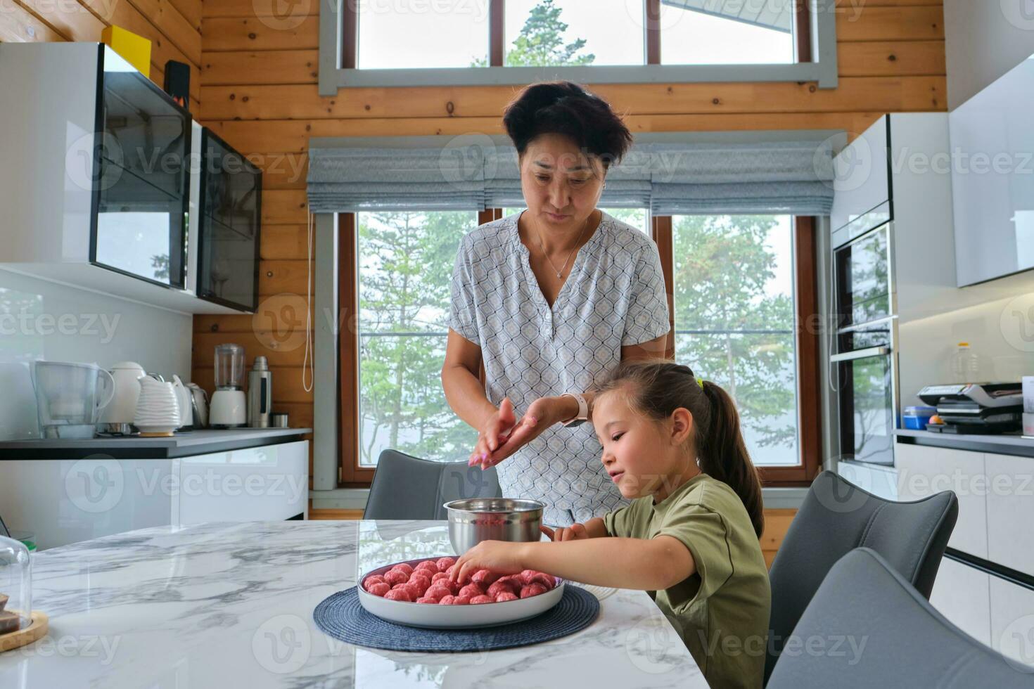 nonna e nipotina preparazione Polpette. foto