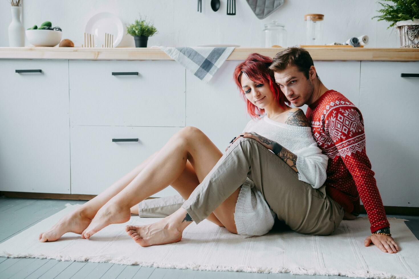 un' coppia nel amore - un' uomo e un' donna nel un' luminosa cucina. il concetto di un' romantico relazione. foto